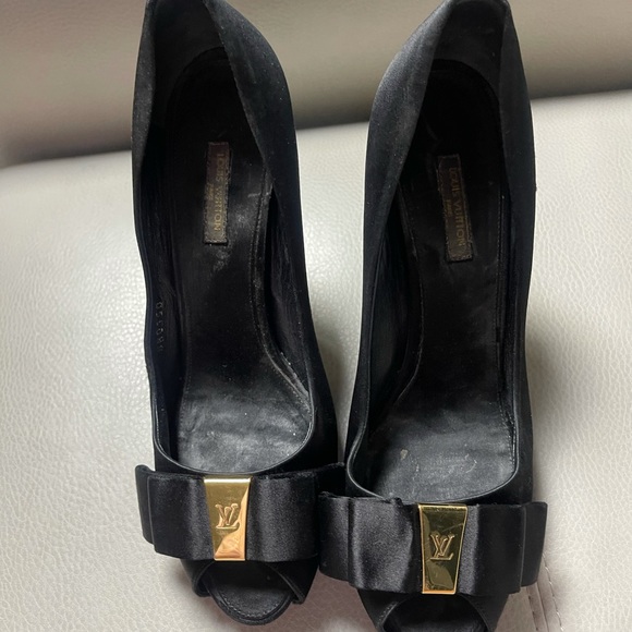 elegant used shoes can be worn with jeans or with appropriately worn dresses/ - Picture 4 of 7